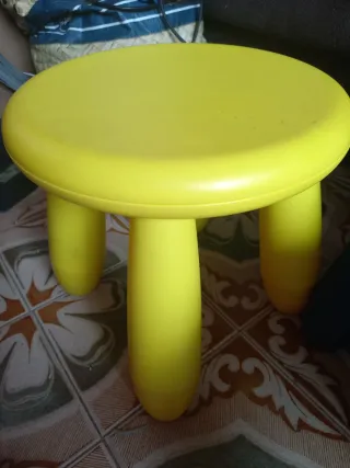 Taburetes infantiles de plástico (4 unidades)