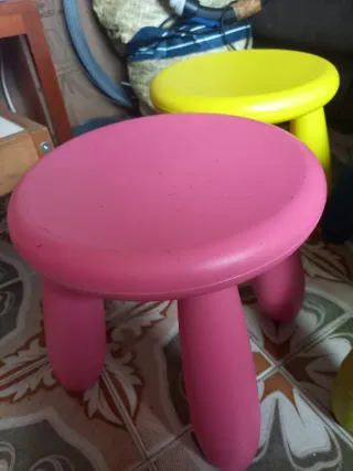 Taburetes infantiles de plástico (4 unidades)