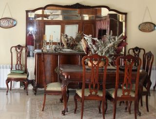 Comedor antiguo con espejo