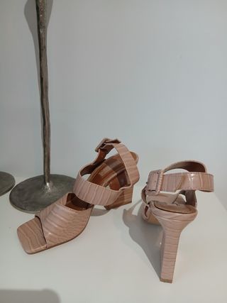 Sandalias de tacón beige