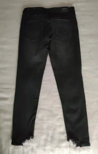 Pantalón vaquero Stradivarius negro desgastado