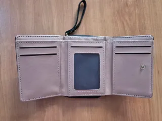 Monedero negro con correa