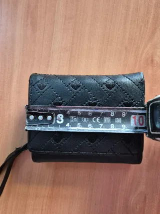 Monedero negro con correa