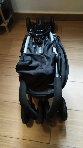 Carrito de bebé negro