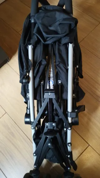 Carrito de bebé negro