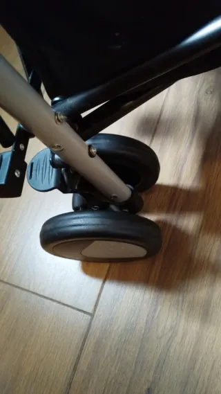 Carrito de bebé negro