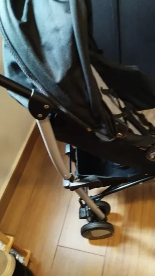 Carrito de bebé negro