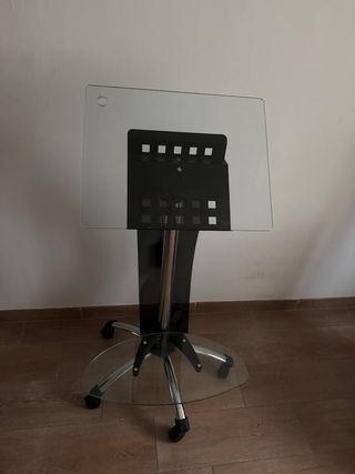 Atril de cristal con ruedas