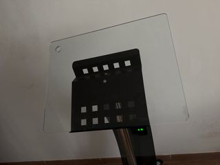 Atril de cristal con ruedas