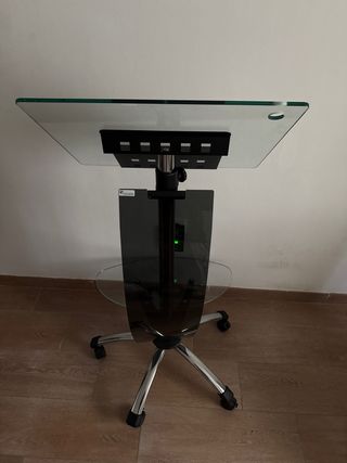 Atril de cristal con ruedas