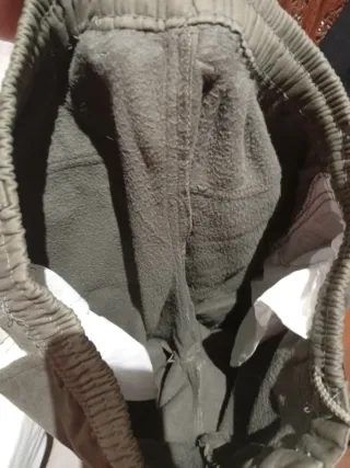 Pantalones cargo resistentes.