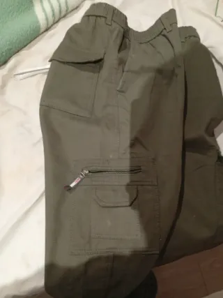 Pantalones cargo resistentes.