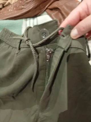 Pantalones cargo resistentes.
