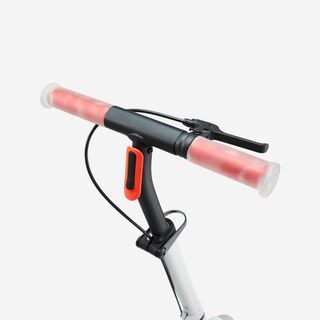 PATINETE JÚNIOR M900 GRIS LUNAR Y TOQUE EN ROJO