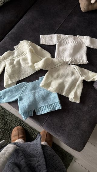 Jerséis de punto hechos a mano para recién nacidos