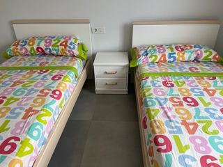 Habitación con 2 camas 90x190, mesita, somieres