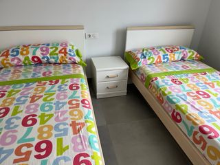 Habitación con 2 camas 90x190, mesita, somieres