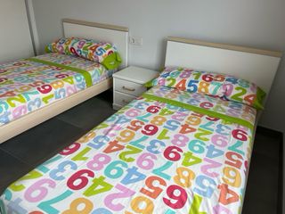 Habitación con 2 camas 90x190, mesita, somieres