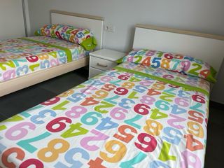 Habitación con 2 camas 90x190, mesita, somieres