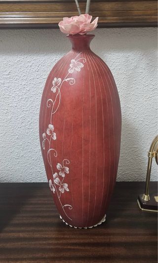 Jarrón de porcelana rojo con flores blancas