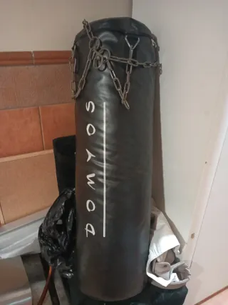 Saco de boxeo negro con cadenas