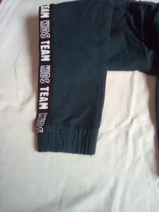 Pantalones deportivos negros con logo