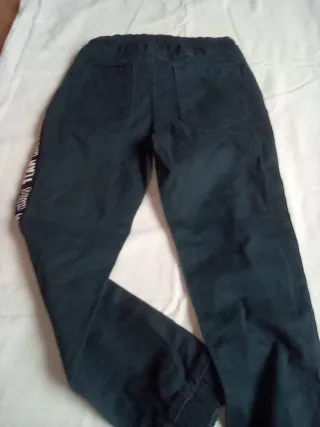 Pantalones deportivos negros con logo