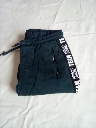 Pantalones deportivos negros con logo