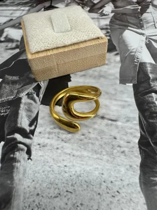 Anillo dorado diseño moderno