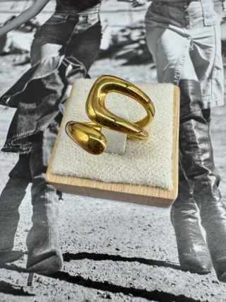 Anillo dorado diseño moderno