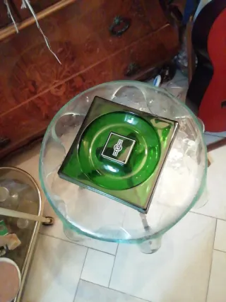 Tavolino in cristallo trasparente e verde