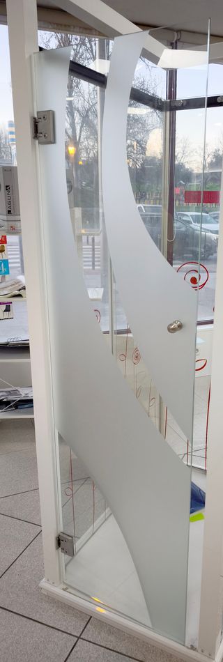 Puerta cristal templado 8 mm con diseño al acido