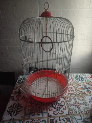 Jaula para pájaros plateada y roja