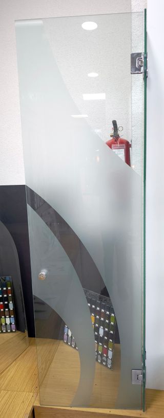 Puerta de cristal con diseño