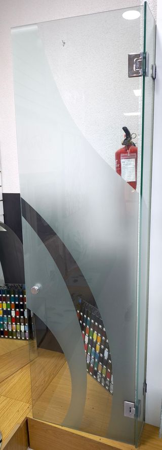 Puerta de cristal con diseño