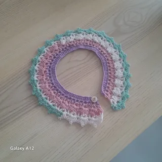 Cuello de ganchillo hecho a mano