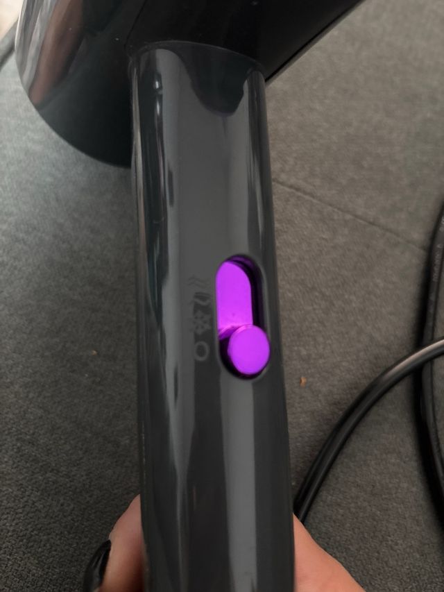 Secador de pelo gris con luz azul