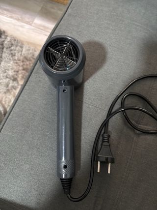 Secador de pelo gris con luz azul