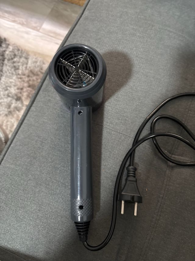 Secador de pelo gris con luz azul