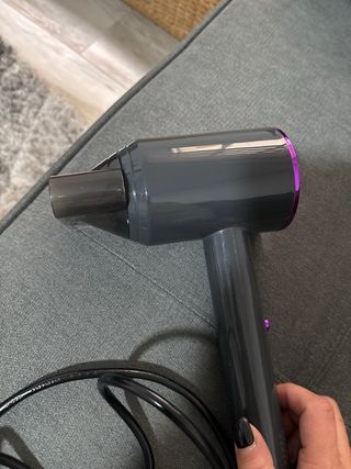 Secador de pelo gris con luz azul