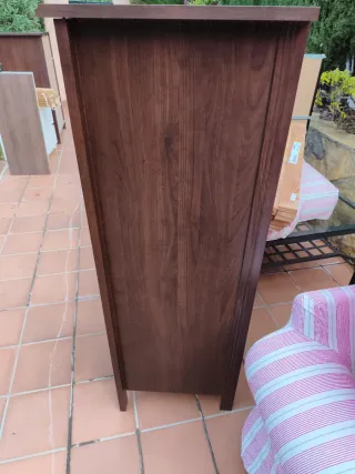 Cómoda de madera oscura
