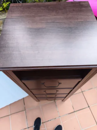 Cómoda de madera oscura