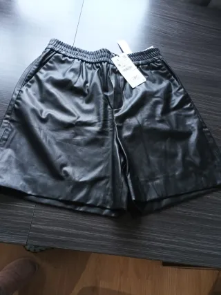 Pantalón corto efecto piel negro Talla M