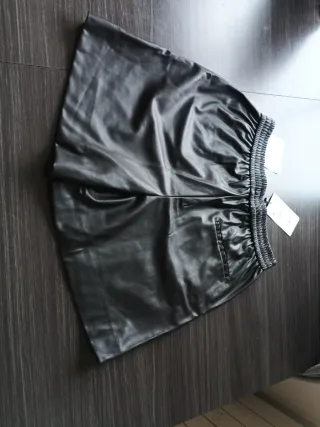 Pantalón corto efecto piel negro Talla M