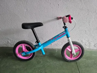 Bicicleta sin pedales B'TWIN azul y rosa. 2x1