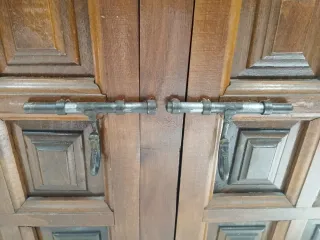 Mueble de madera maciza con cajones