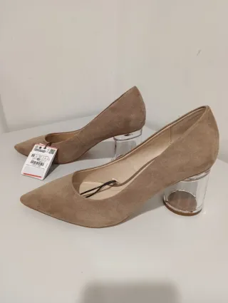 Zapatos de tacón beige con tacón transparente
