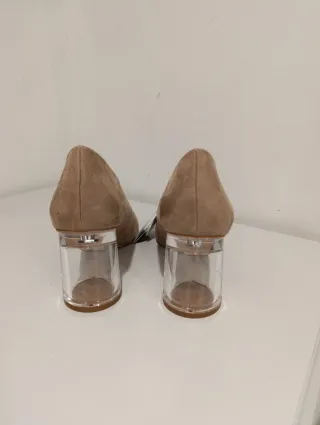 Zapatos de tacón beige con tacón transparente