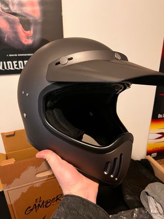 Casco Iguana Custom “El Gamberro” Gris Mate