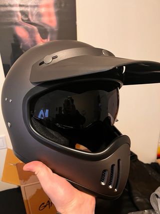 Casco Iguana Custom “El Gamberro” Gris Mate